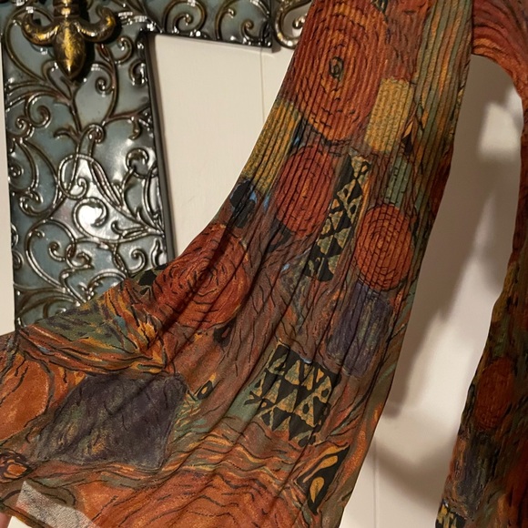 Beautiful top - Picture 3 of 5